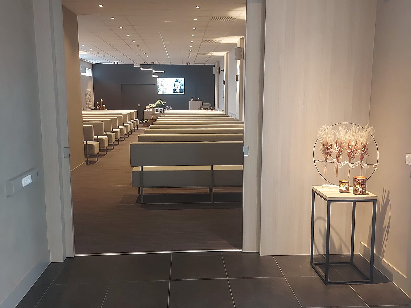 Zicht op de aula vanuit de ruime inkomhal