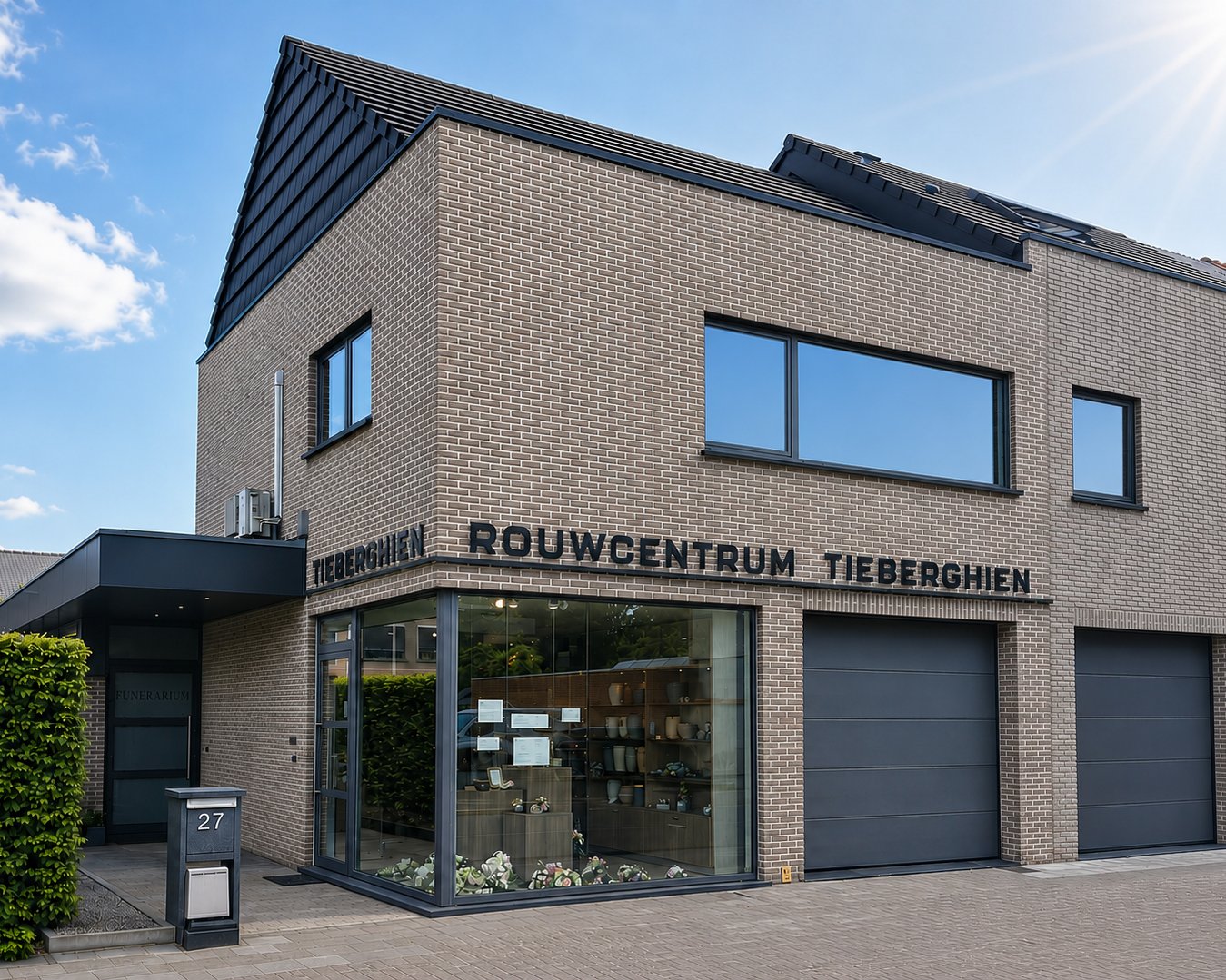 De gevel van Rouwcentrum Tieberghien aan de Tieltsesteenweg in Eeklo